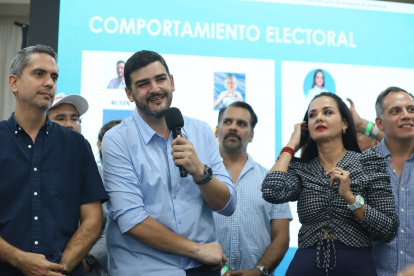 Relación. Aquiles Álvarez y Marcela Aguiñaga en una actividad política, bajo el paraguas del correísmo.