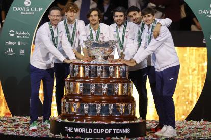 El equipo italiano celebra con el trofeo la consecución de la Copa Davis, este domingo 26 de noviembre en el Palacio de Deportes José María Martín Carpena de Málaga.