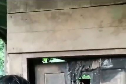 Atentado. Luis Sánchez Shiminaycela muestra daños del fuego.