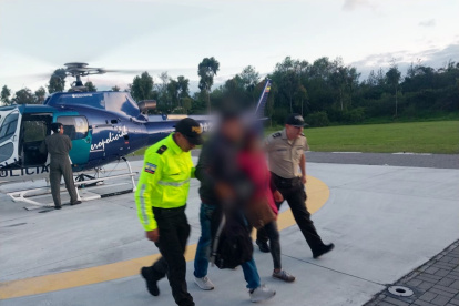 Rescate. Los uniformados acudieron al rescate en el aeropolicial. Las personas rescatadas fueron llevadas a una valoración médica.