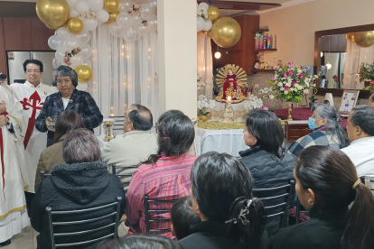 Decenas de personas comparten durante la peregrinación del Niño Viajero, previo al pase del 24 de diciembre.