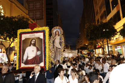 Acto. Grupos religiosos se reúnen con cuadros del Corazón de Jesús.