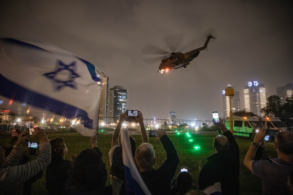 La gente anima mientras un helicóptero del ejército israelí transporta a rehenes israelíes recientemente liberados en el Centro Médico Infantil Schneider en Petah Tikva, en las afueras de Tel Aviv, Israel, 26 de noviembre de 2023.