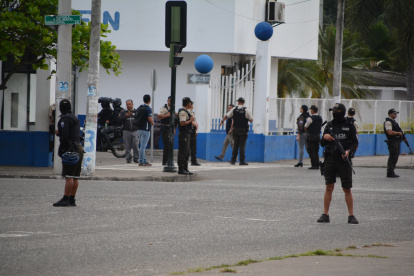 Policías y marinos resguardan un cuartel ante la amenaza de un posible ataque de un grupo delictivo.