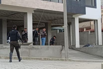 El cuerpo de Josselyn Quezada, estudiante de 20 años, revela signos de violencia, desencadenando una intensa investigación en Loja.