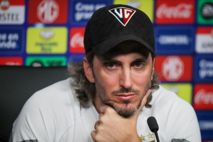 Luis Zubeldía, entrenador de Liga Deportiva Universitaria de Quito, en una rueda de prensa.