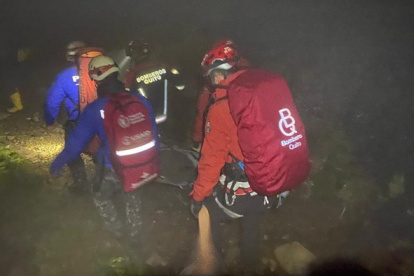 Los bomberos, a través de un equipo especializado en rescates de montaña, recuperaron el cuerpo de un joven que fue alcanzado por un rayo.