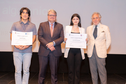 El ganador Estéfano Marengo (i) junto con Juan Escarabajal, de la Universidad Nebrija; Angie Gutiérrez (UEES); y Ramón Carrillo, profesor de Nebrija.