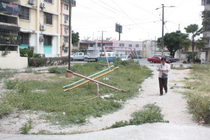 1. Maleza. En La Saiba, hay espacios donde el monte se confunde ya con la zona destinada para el peatón