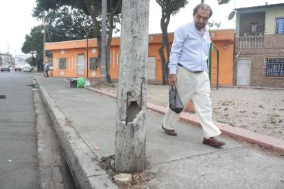 El poste se ve muy deteriorado y en peligro de colapso