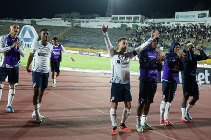 Los jugadores de Liga de Quito se acercaron para celebrar con sus hinchas el haber ganado la segunda etapa.