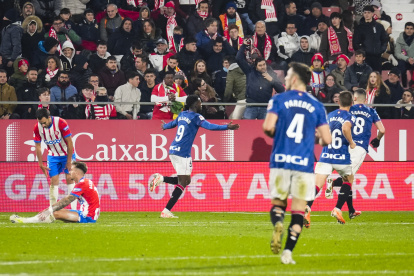 GIRONA, 27/11/2023.- El delantero del Athletic Club Iñaki Williams (3i) celebra su gol, primero del equipo ante el Girona, durante el encuentro correspondiente a la jornada 14 de Primera División que se disputa hoy lunes en el estadio de Montilivi, en la capital gerundense. EFE/David Borrat.