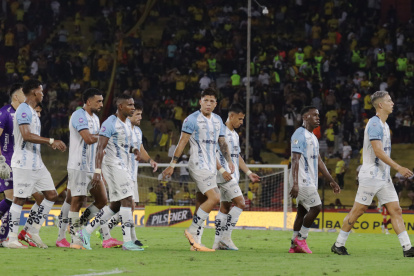 Los jugadores de Guayaquil City tras caer ante Barcelona y quedar con pie y medio en la Serie B.