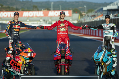 Los campeones del mundo de Moto GP, Pecco Bagnaia (c), Moto 2 , Pedro Acosta (i) y Moto 3, Jaume Masià (d) posan en la pista del circuito Ricardo Tormo, en Cheste (Valencia) tras la última prueba del mundial.