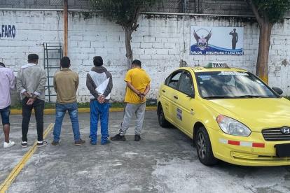 Acto. Policía indaga a los detenidos que amedrentan a taxistas.