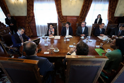 El mandatario Daniel Noboa junto al ministro de Finanzas, Juan Carlos Vega, reunidos con representantes de CAF.