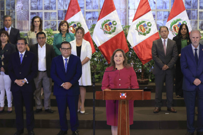 La presidenta, Dina Boluarte (c), durante un discurso televisado junto a miembros de su gabinete de Gobierno.