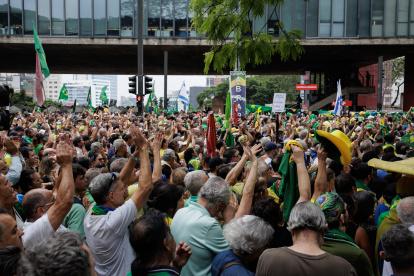Simpatizantes del expresidente brasileño Jair Bolsonaro protestan hoy contra los "abusos" del Tribunal Supremo, en la Avenida Paulista en Sao Paulo (Brasil).