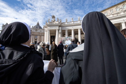 En algunos de los planos de la retransmisión, pudo observarse que en la mano derecha Francisco llevaba un parche y dos accesos para vías intravenosas
