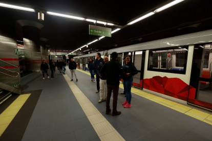 Usuarios en el Metro de Quito.