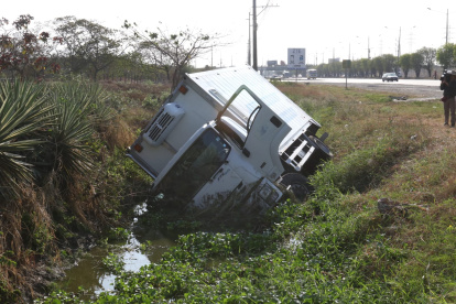 El camión terminó en una zanja del trayecto.