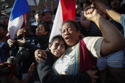Mujeres celebran este martes 28 de noviembre de 2023 tras conocer la decisión de la Corte suprema de Justicia de Panamá, en Ciudad de Panamá (Panamá).