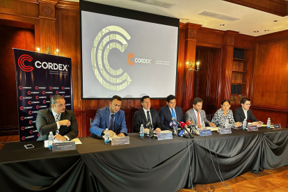 Los representantes de Cortes, en rueda de prensa, este 28 de noviembre en Quito.