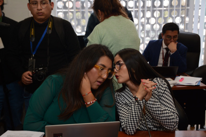 La legisladora del correísmo, Gissela Garzón, junto a Viviana Veloz, también de la Revolución Ciudadana.