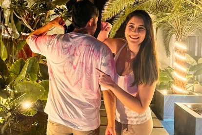 Jennifer con su pareja.