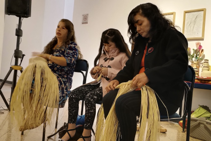 Nancy Portilla, Damarys Mendoza y su madre Laura Matute comparten el gusto por el oficio del tejido de paja toquilla.