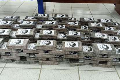 La autoridades intervinieron un local comercial en Loja, confiscando además de droga, varias municiones y alimentadoras que eran comercializadas sin los permisos.