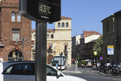 Un termómetro marca 43 grados en León (España). Con una ola de calor en pleno apogeo.