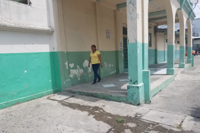 La alcantarilla está junto a un colegio