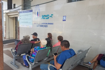 Un grupo de afiliados del IESS y familiares esperan su turno para ser atendidos en el centro de especialidades Letamendi, de Guayaquil