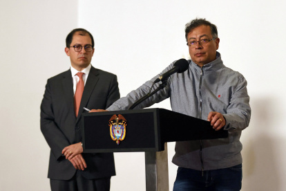 El presidente de Colombia, Gustavo Petro (d), acompañado del fiscal general colombiano, Francisco Barbosa.