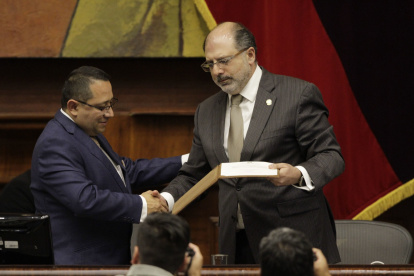Sesión. Mauricio Torres (izq.) recibió ayer de Henry Kronfle, presidente de la Asamblea, su nombramiento.