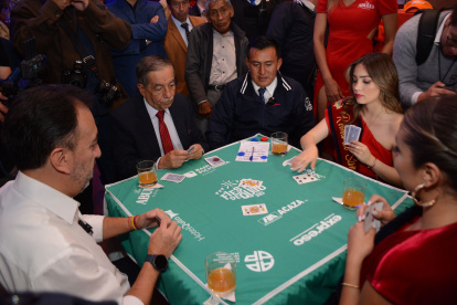 José Granizo (c) y Martina Andrade derrotaron al alcalde Pabel Muñoz (i) y a la reina de Quito, Camila Becerra (d).