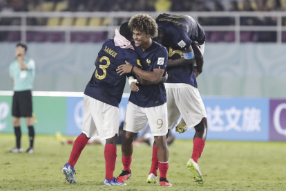 Surakarta (Indonesia), 28/11/2023.- France players celebrate after winning the FIFA U-17 World Cup semifinal match between France and Mali in Surakarta, Indonesia, 28 November 2023. (Mundial de Fútbol, Francia) EFE/EPA/ADI WEDA
