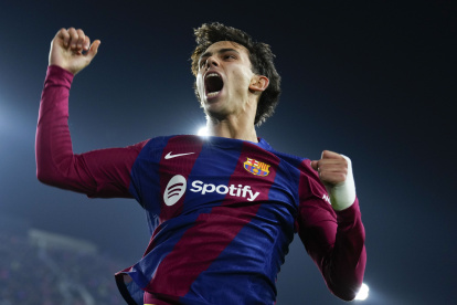 BARCELONA, 28/11/2023.- El delantero del Barcelona Joao Félix celebra tras marcar el segundo gol ante el Oporto, durante el partido de la fase de grupos de la Liga de Campeones que FC Barcelona y Oporto disputan hoy martes en el estadio Olímpico de Montjuic. EFE/Alejandro García