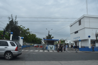 Medida. El fuerte resguardo militar y policial no estuvo ayer, pero sí se incrementó el nivel de revisión a las pertenencias de las personas.