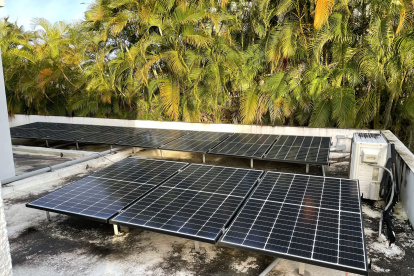Placas solares instaladas en el tejado de una casa en Guaynabo, Puerto Rico.