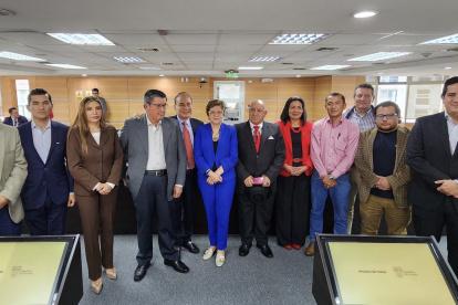 Foto oficial de la ministra Ivonne Núñez junto al Consejo Nacional de Trabajo y Salario, conformado por gremios de empleadores y trabajadores.