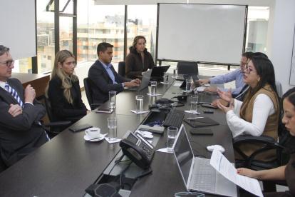 La ministra de Energía, Andrea Arrobo, en reunión con otros titulares de cartera se de Estado.