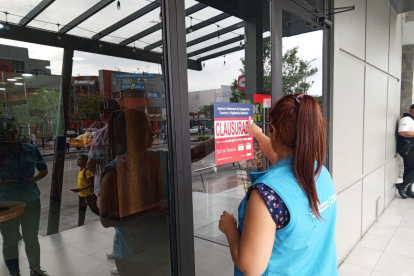 Lugar. Agentes de la Arcsa realizaron la clausura del local comercial por falta de higiene.