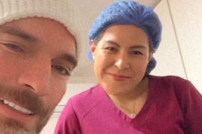 Julián Gil con su doctora.