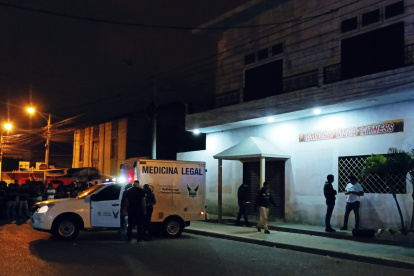 El levantamiento del cadáver en los exteriores del gimnasio de Javier Arias, en La Libertad