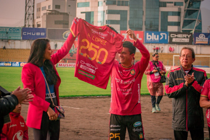 La familia del Pollo López en la cancha: Rossy Bravo, su esposa, y su mejor fan, su hija Pía Salomé.