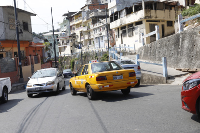 Tránsito. Los vehículos constantemente irrespetan que la calles son solo una vía y no hay multas para los infractores.