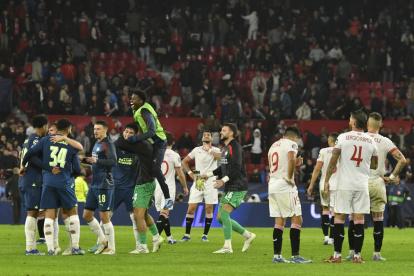 SEVILLA, 29/11/2023.- Los jugadores del PSV (i) celebran la victoria ante los del Sevilla, al término del partido de la fase de grupos de la Liga de Campeones que Sevilla FC y PSV Eindhoven disputan este miércoles en el estadio Ramón Sánchez-Pizjuán. EFE/Raúl Caro