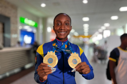 Kiara Rodríguez con las preseas de oro que consiguió en salto largo y 100 metros planos de Santiago 2023.